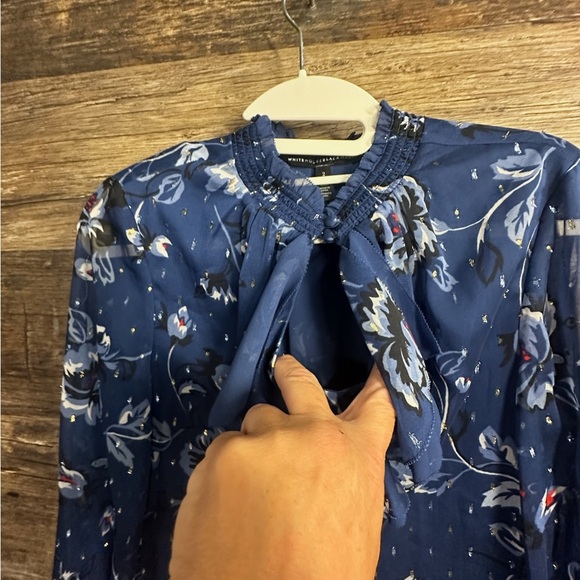 White House Black Market Blue Ruffled Floral Blouse - Picture 5 of 10